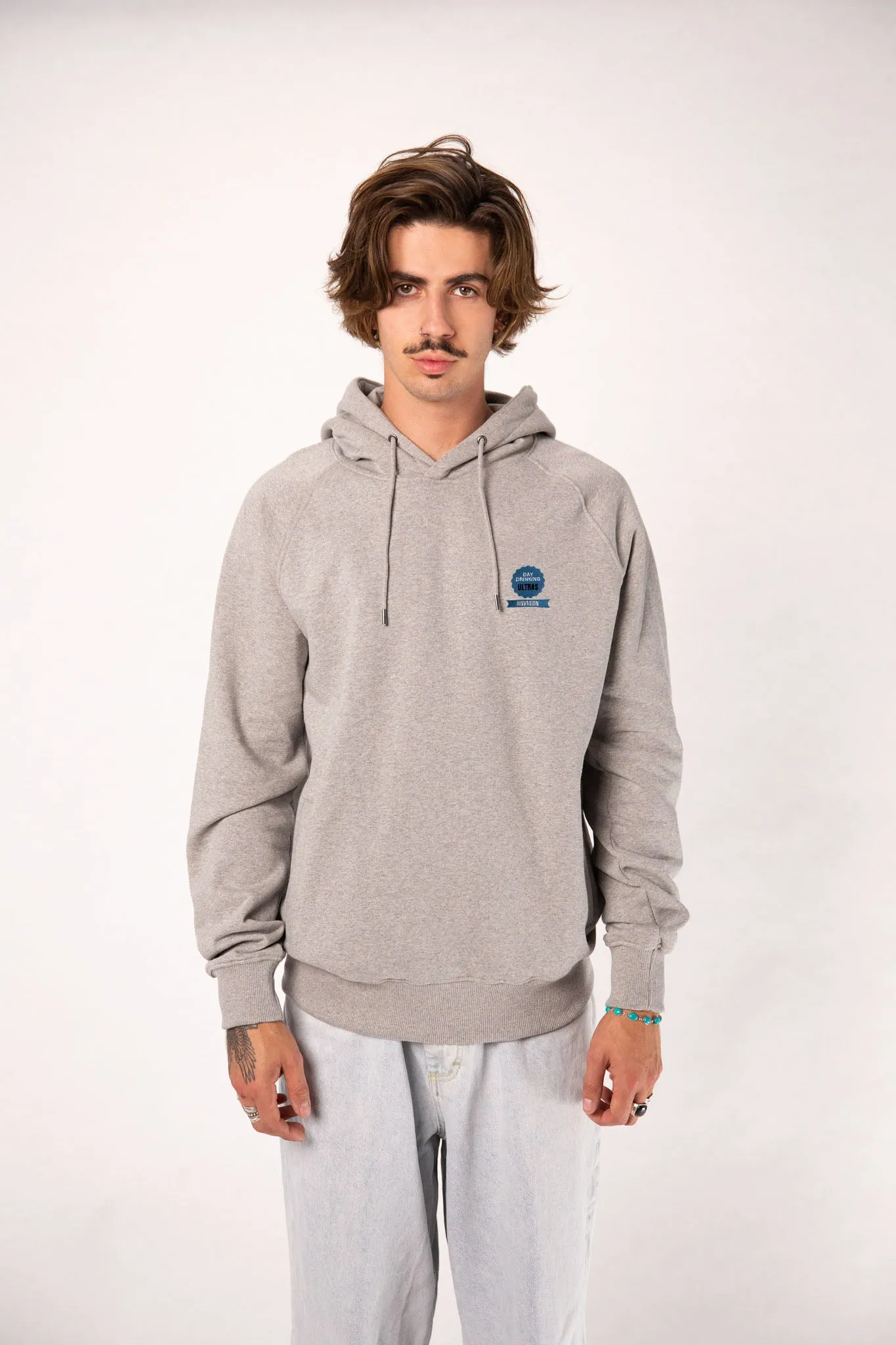 GINVASION Ultras Badge | Bestickter Bio-Baumwoll Unisex Hoodie