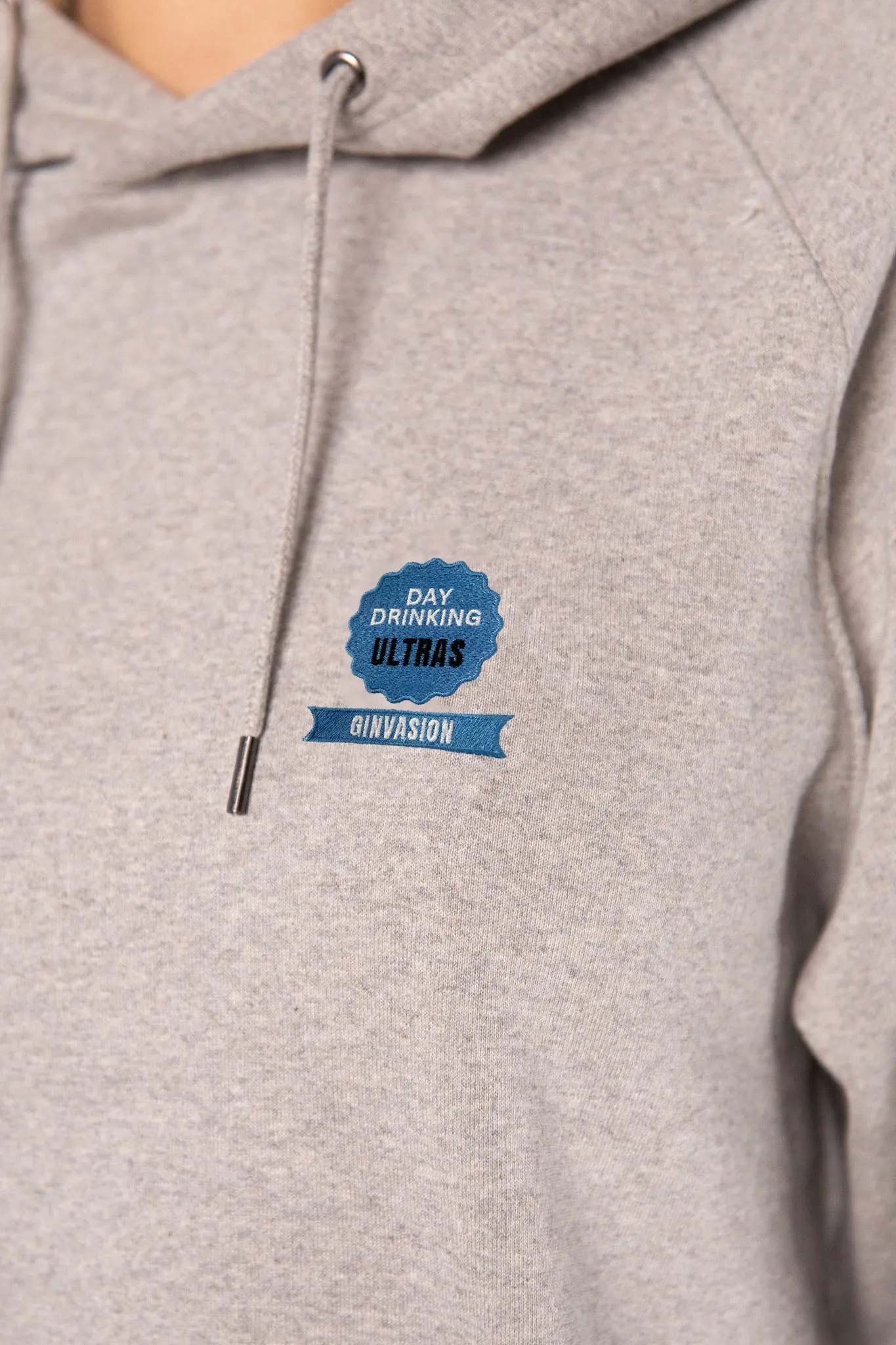 GINVASION Ultras Badge | Bestickter Bio-Baumwoll Unisex Hoodie